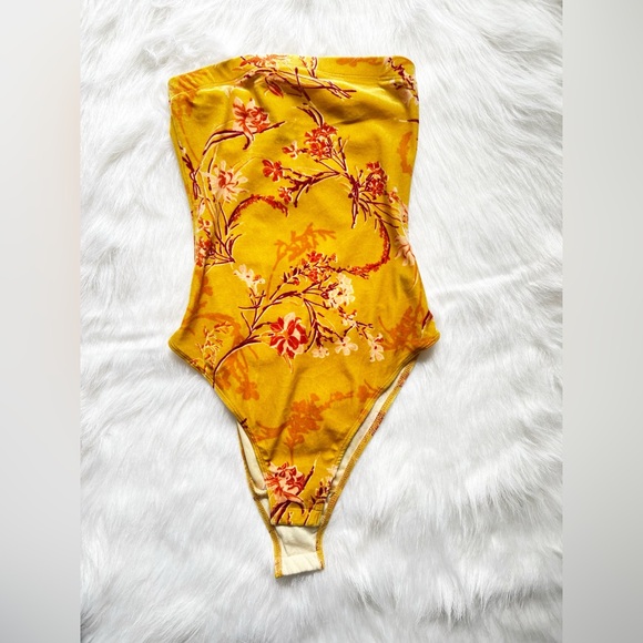 Urban OutfittersšOut from Under āGoldenrodā Yellow Velvet Strapless Bodysuit - Picture 2 of 7